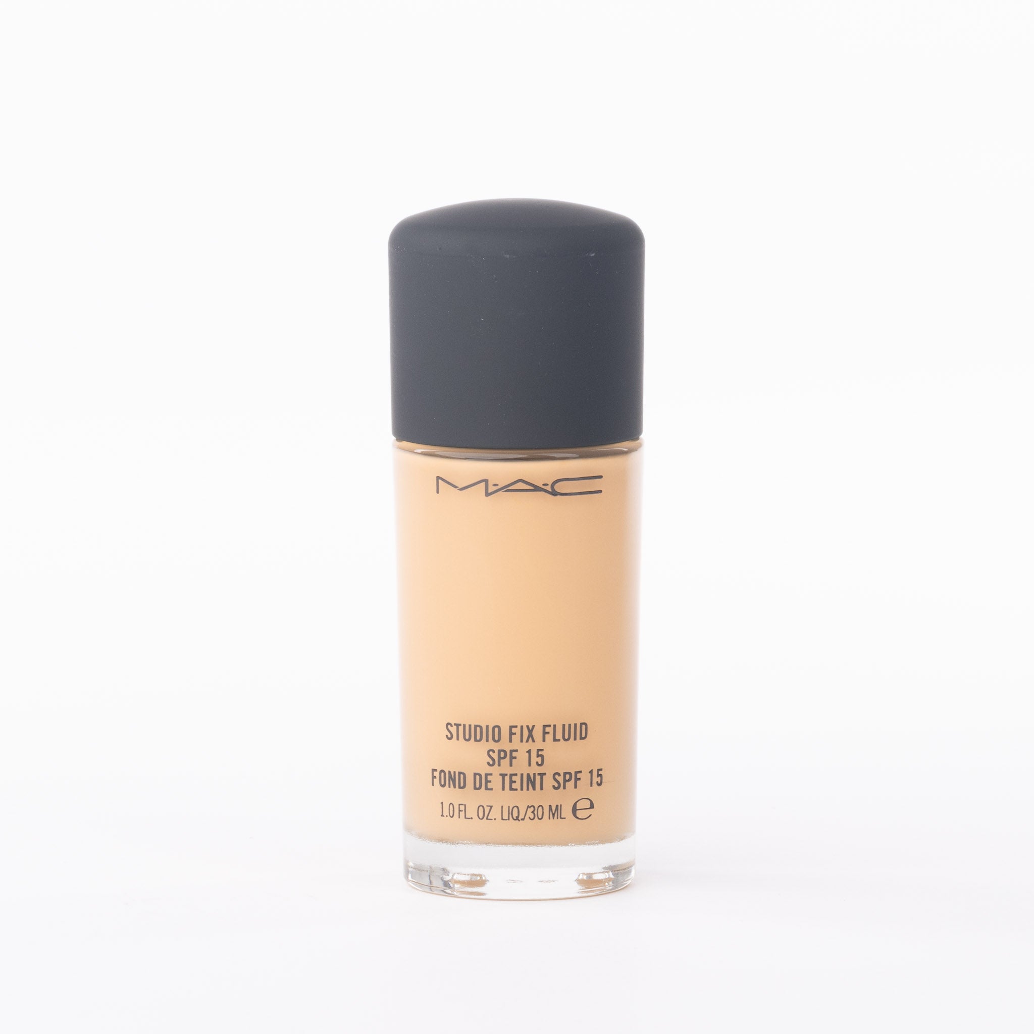 MAC Studio Fix Fluid SPF 15 NC40 30ml bottle, matte oil-control foundation on clean white background