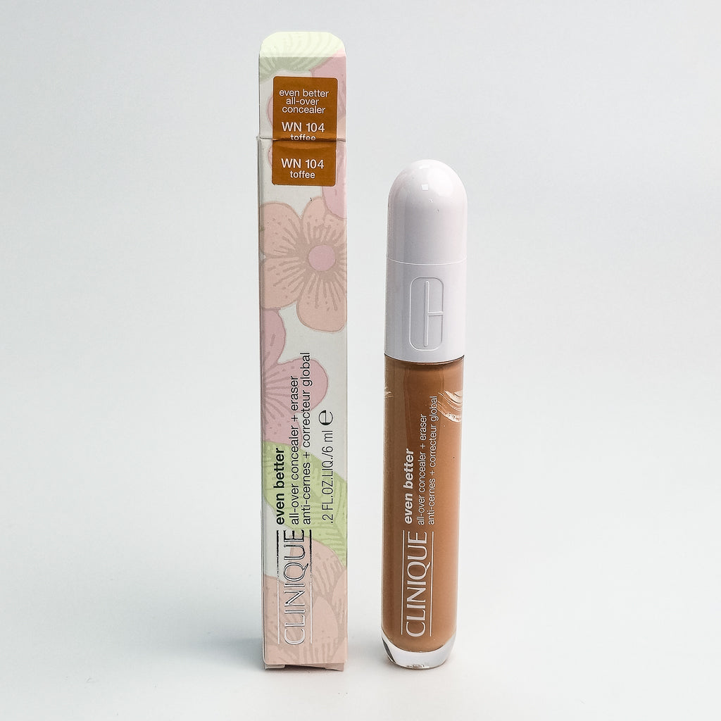 Clinique full-coverage concealer WN 104 Toffee with built-in blurring blender applicator