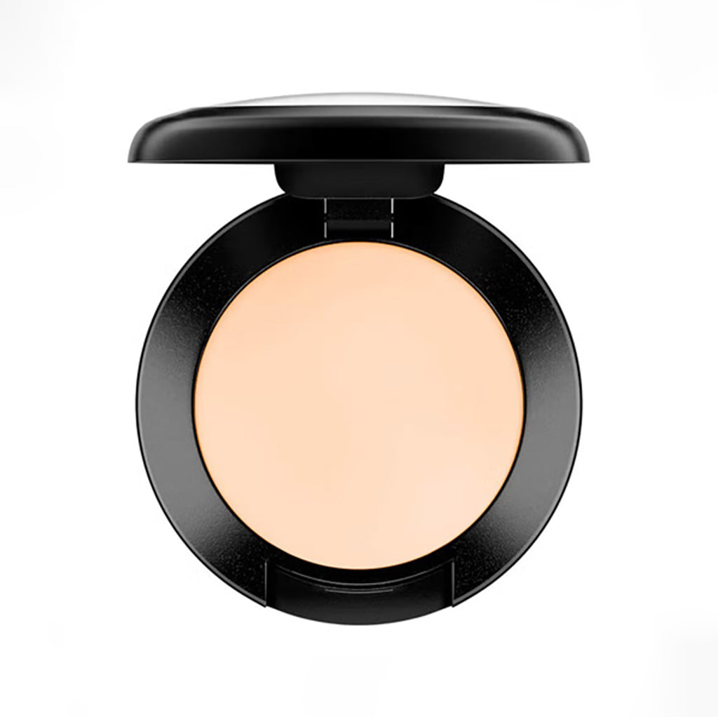 Top view of MAC Studio Finish Concealer SPF 35 in shade NC15, 7g compact.