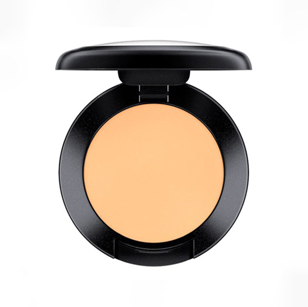 Top view of MAC Studio Finish Concealer SPF 35 in shade NC25, 7g compact.
