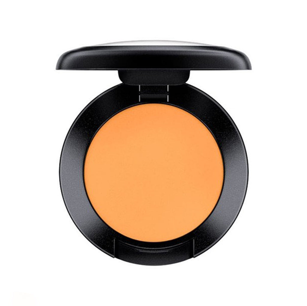 Top view of MAC Studio Finish Concealer SPF 35 in shade NC40, 7g compact.