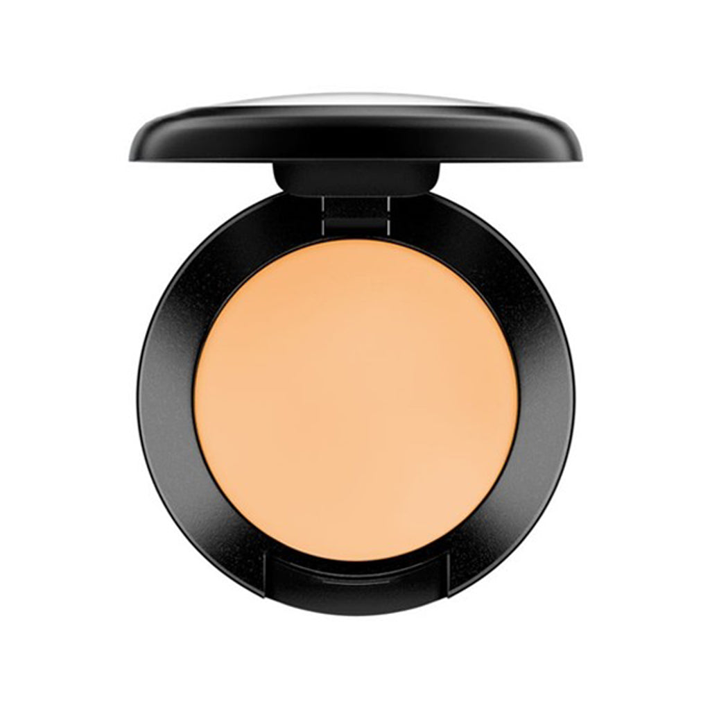 Top view of MAC Studio Finish Concealer SPF 35 in shade NC42, 7g compact.