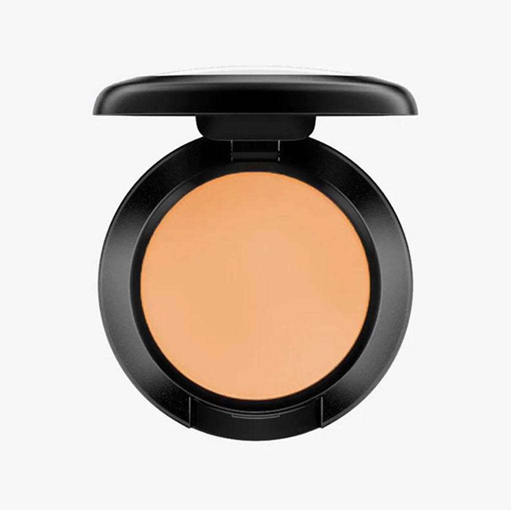 Top view of MAC Studio Finish Concealer SPF 35 in shade NC45, 7g compact.