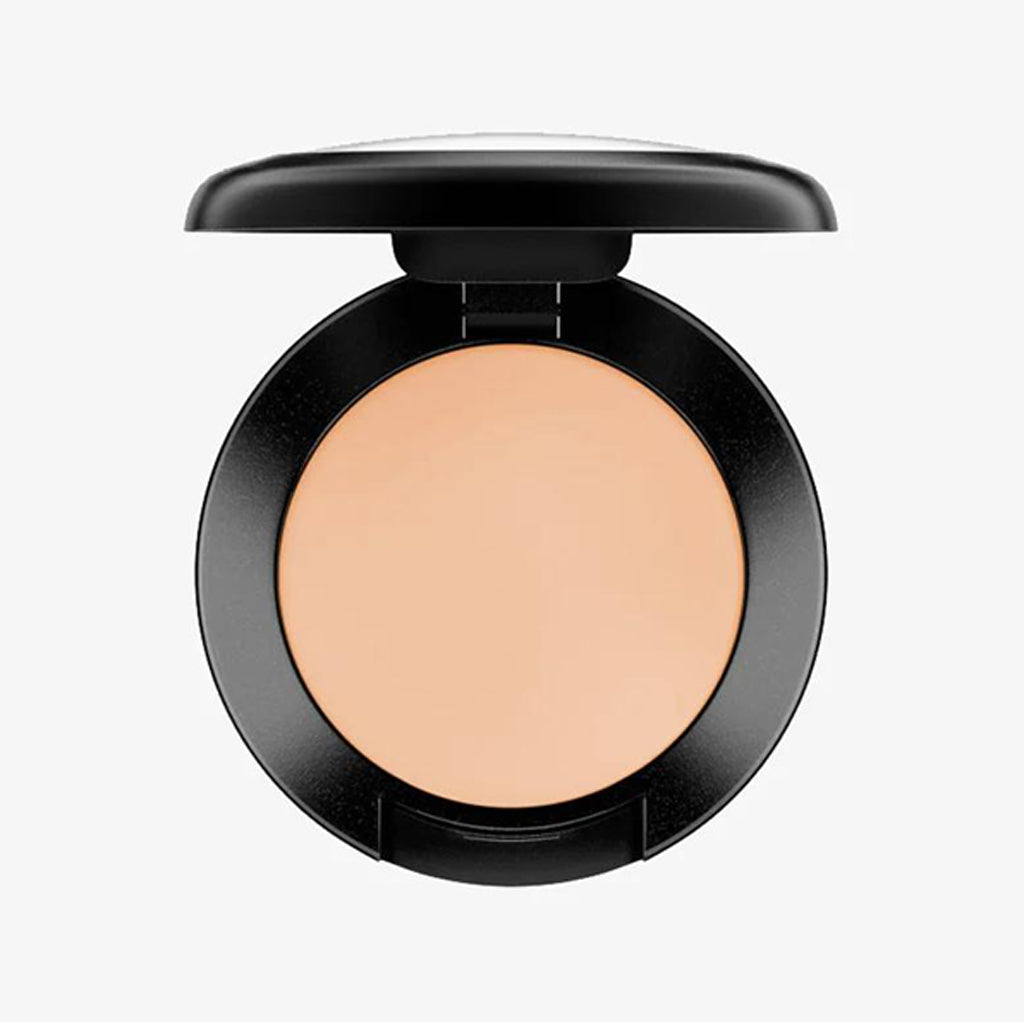 Top view of MAC Studio Finish Concealer SPF 35 in shade NW25, 7g compact.