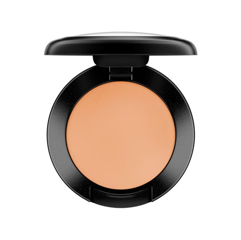 Top view of MAC Studio Finish Concealer SPF 35 in shade NW40, 7g compact.